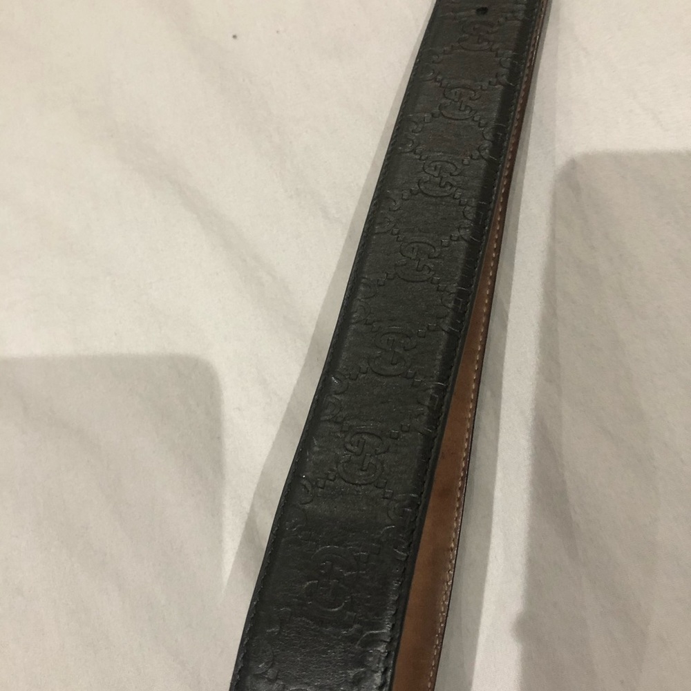 Black leather Gucci belt